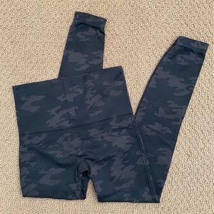 SPANX Look At Me Now Size Medium Black Camo Print High Waist Cropped Leggings